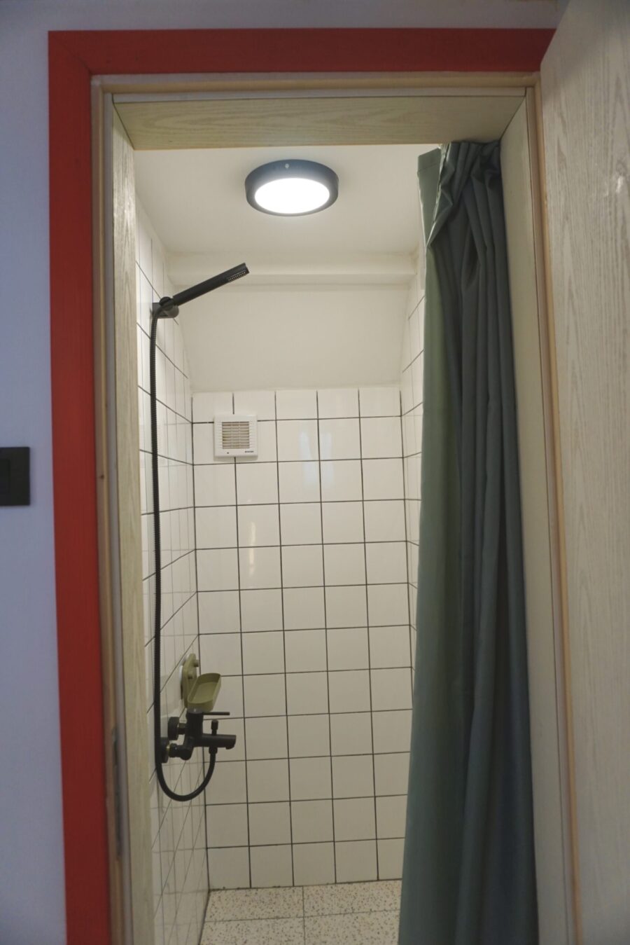 Tuš kabina u kupatilu sobe u Montani