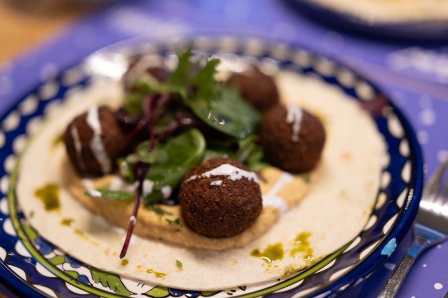 Falafel sa humusom i svežim listićima salate