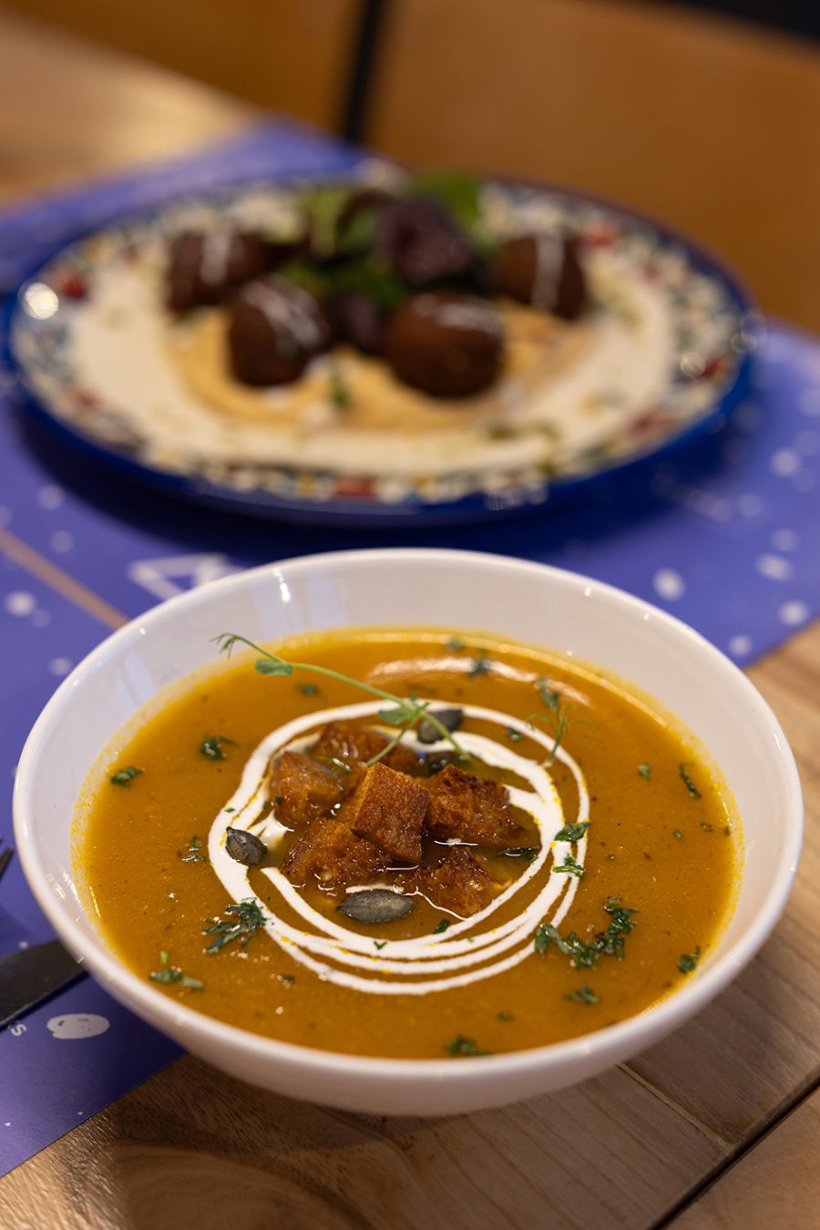 Krem čorba od bundeve i falafel sa humusom