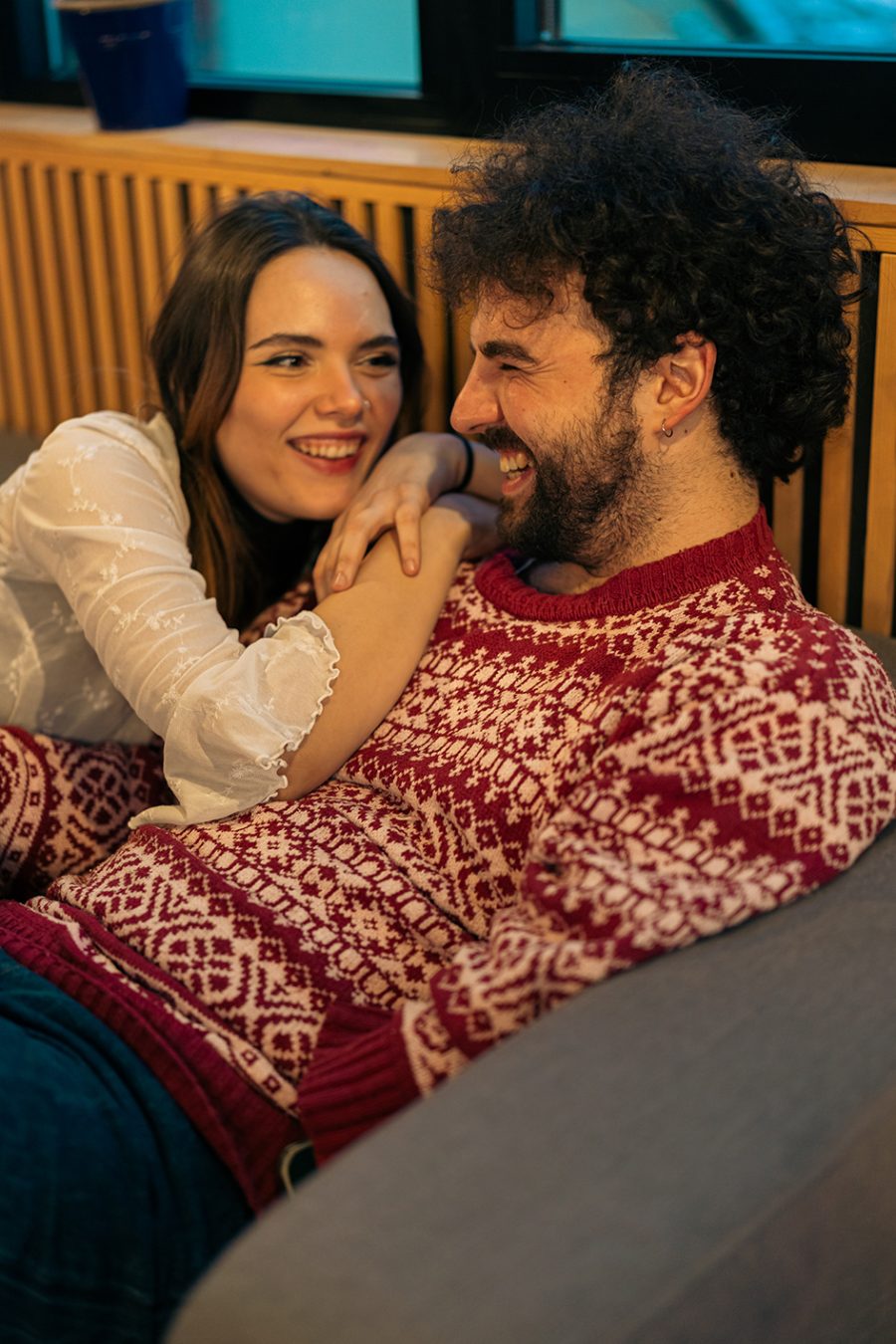 Par se smeje na sofi u zajedničkom prostoru Montane