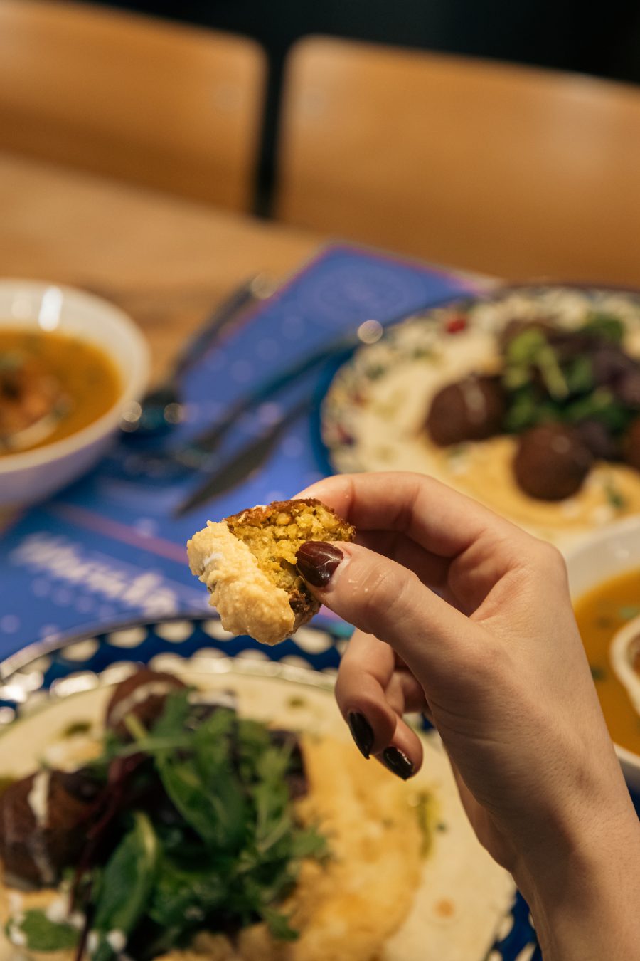 Falafel sa humusom za stolom u restoranu Montane
