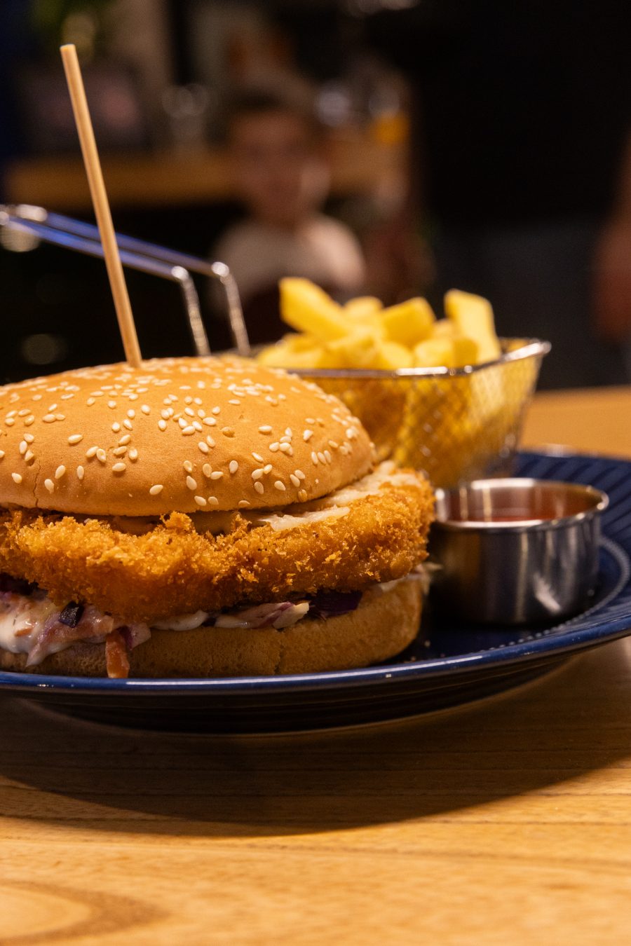Pileći burger sa pomfritom u restoranu Montane