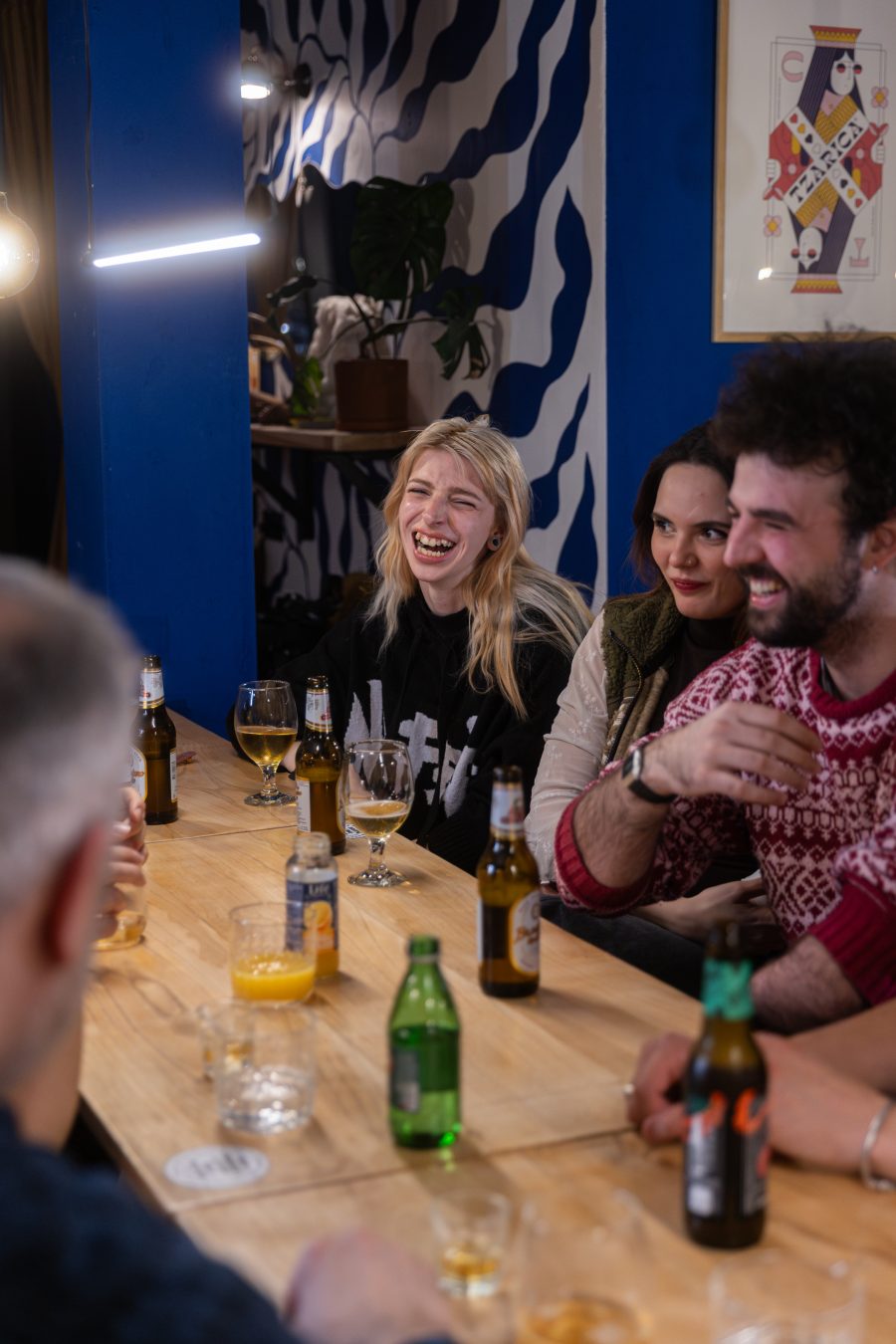 Društvo se druži uz piće za dugim stolom