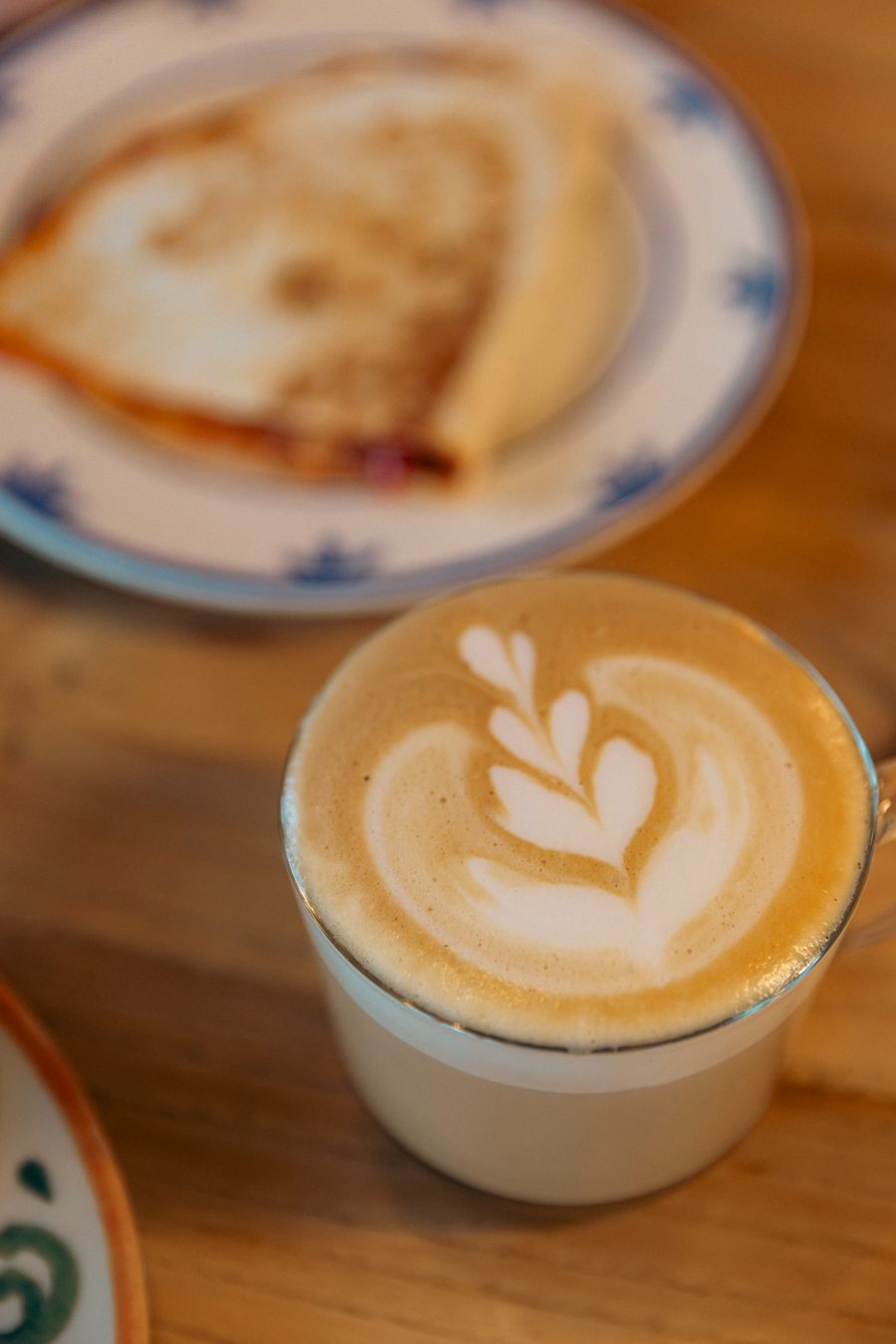 Kapućino sa latte art šarom i palačinka
