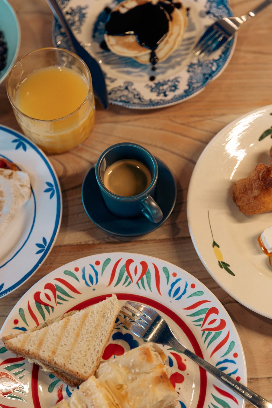 Doručak za stolom – sok od pomorandže, kafa i peciva