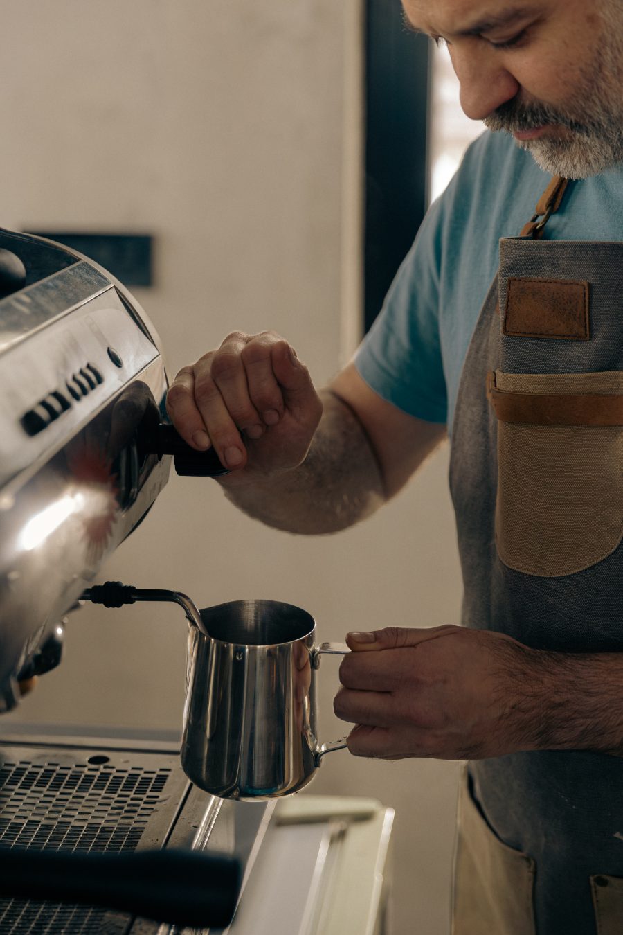 Barista pravi kafu na espreso aparatu