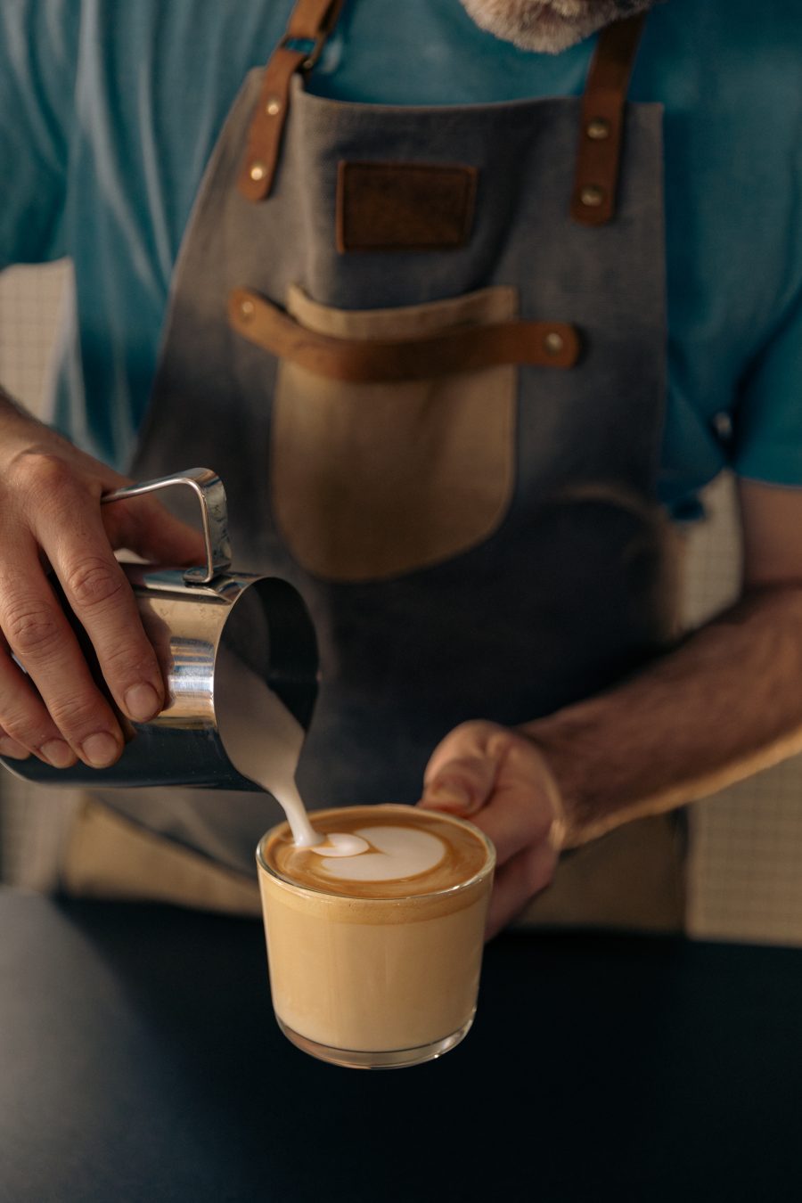 Barista pravi latte art kafu