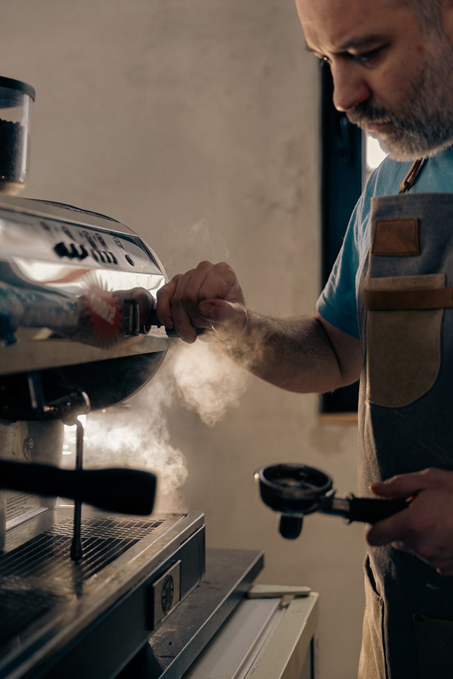 Barista pravi espreso na aparatu za kafu