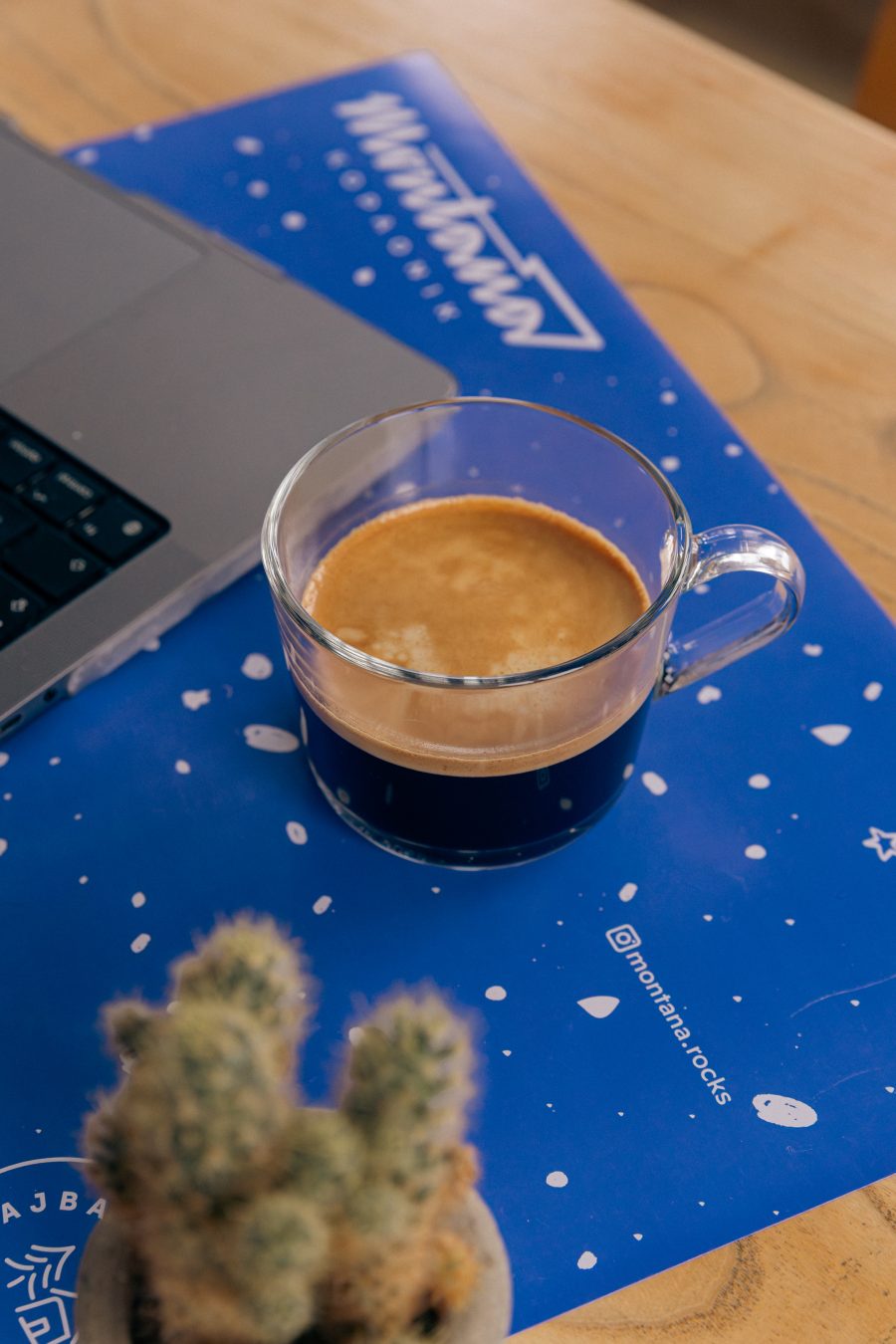 Espreso pored laptopa na stolu
