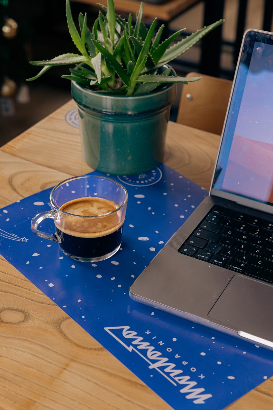 Espreso i laptop na stolu – rad uz kafu u Montani