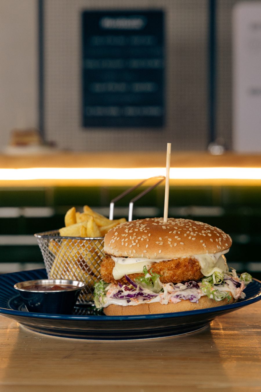 Burger sa pomfritom na šanku restorana Montane