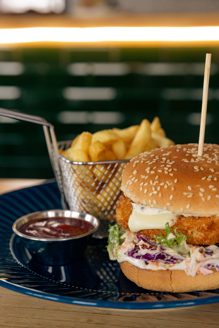Burger sa pomfritom i sosom u restoranu Montane