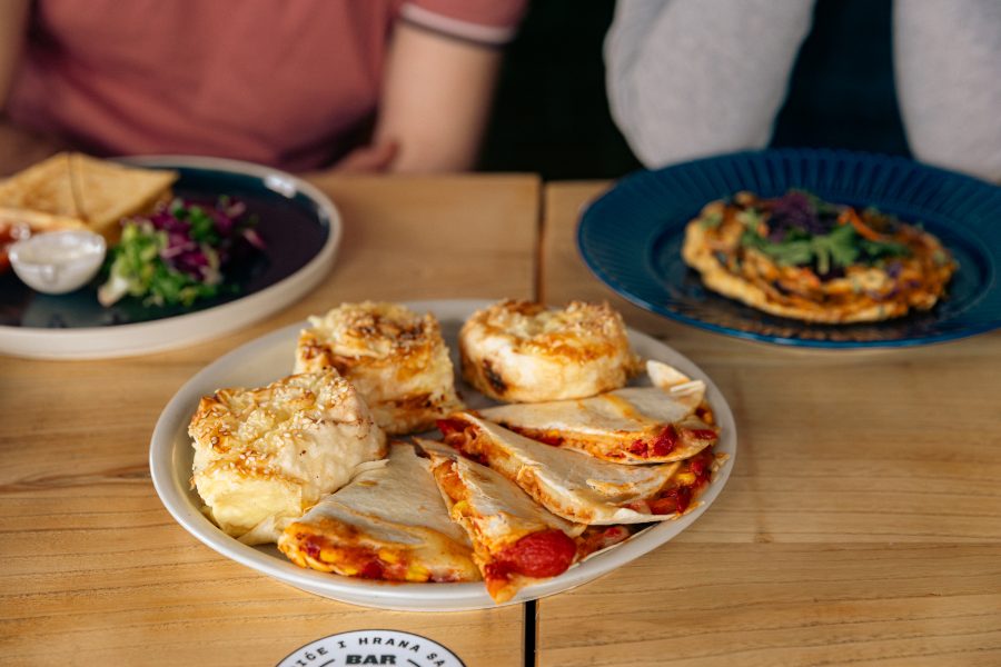Prilozi za stolom – tortilja, omlet i salata