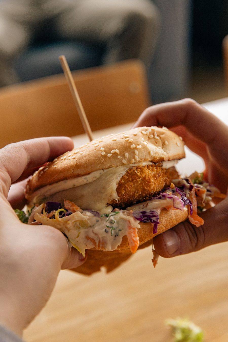 Gost drži burger u rukama