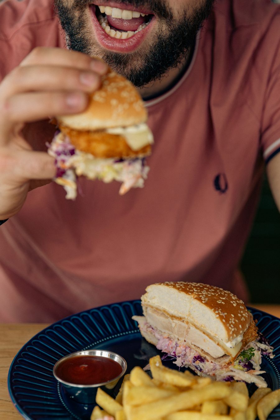 Gost jede burger sa pomfritom