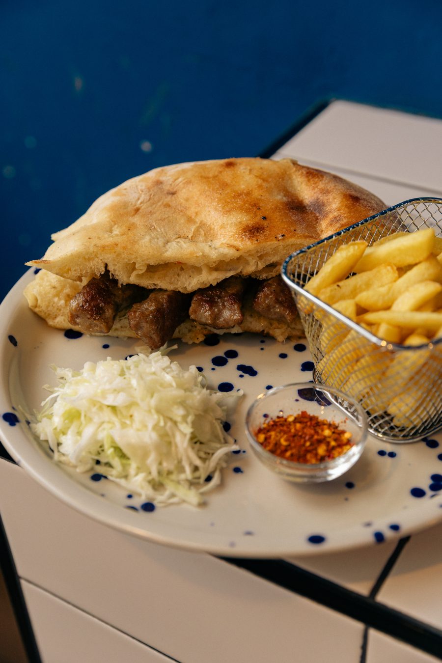 Pljeskavica u lepinji sa pomfritom i kupus salatom