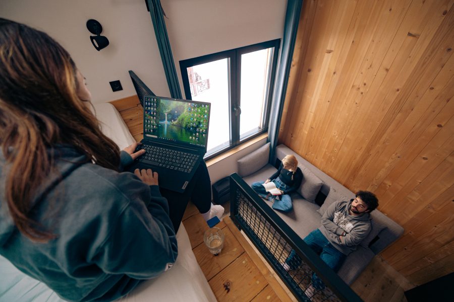 Montana Nook – gosti rade na laptopu i odmaraju se u sobi