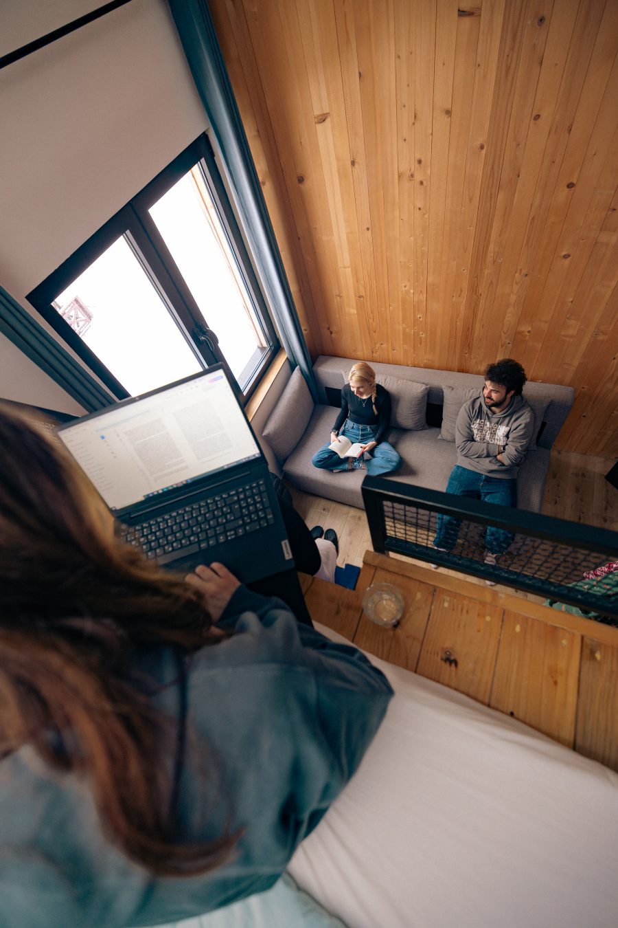Montana Nook – rad na laptopu u sobi sa drvenim zidom
