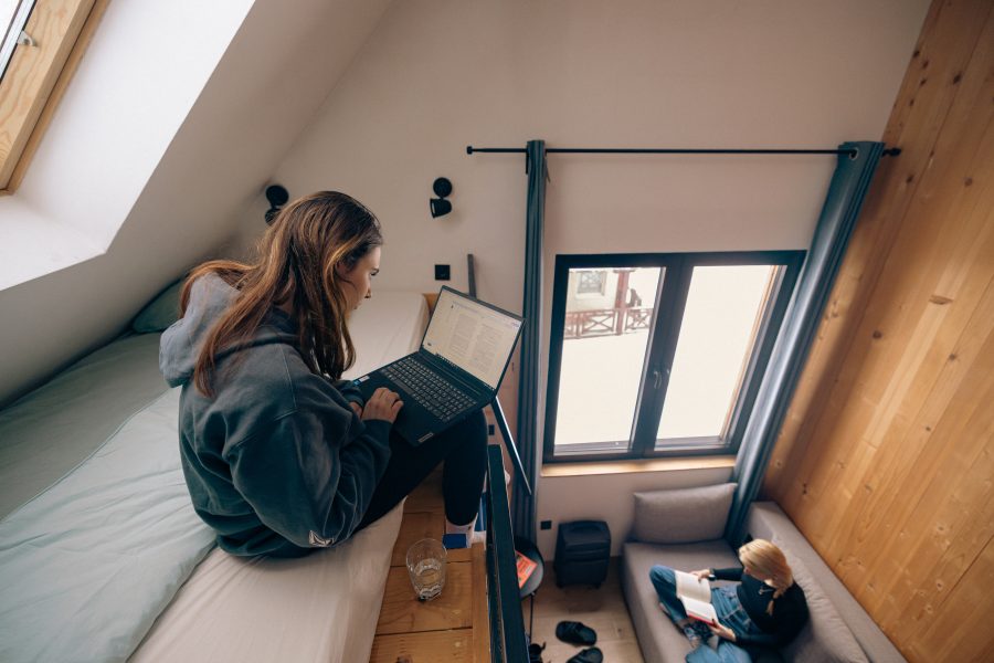 Montana Nook – gost radi na laptopu na krevetu pored prozora