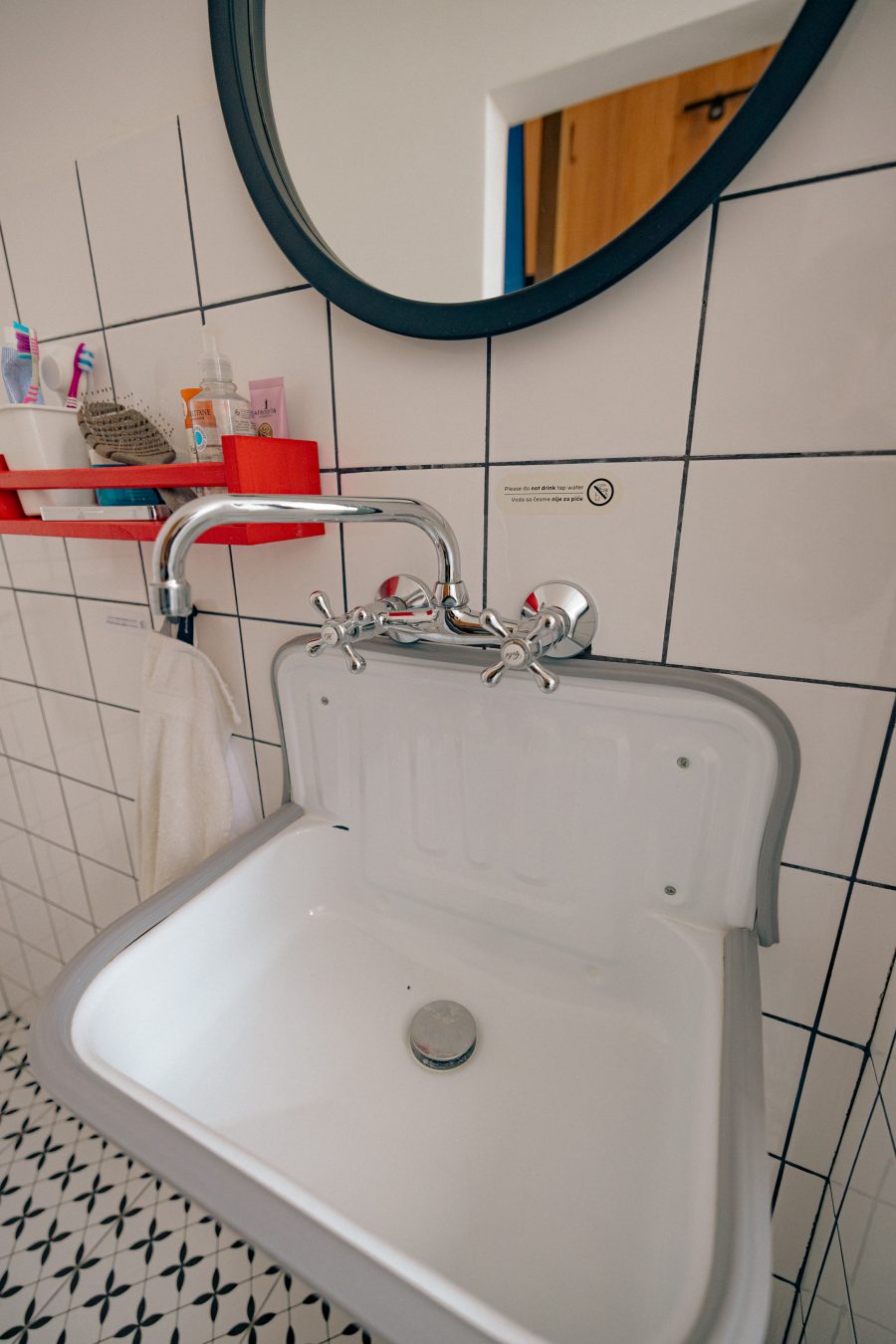 Montana Loft – lavabo i okruglo ogledalo u kupatilu