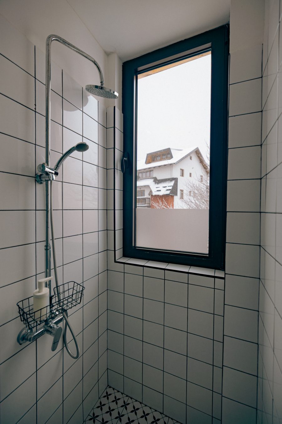Montana Loft – tuš sa prozorom u kupatilu
