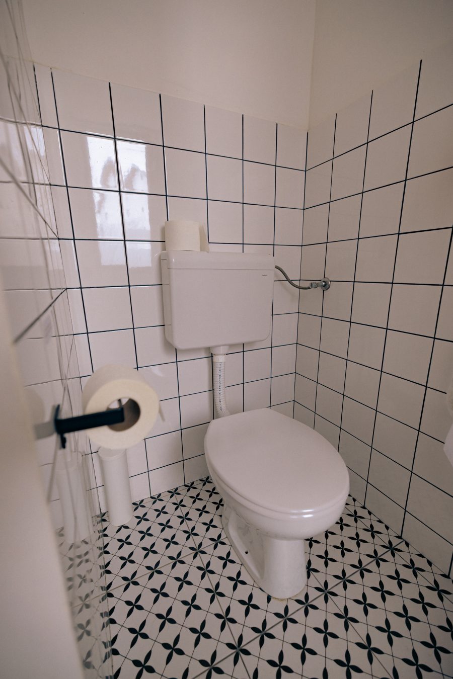 Montana Loft – toalet u kupatilu sa crno-belim pločicama