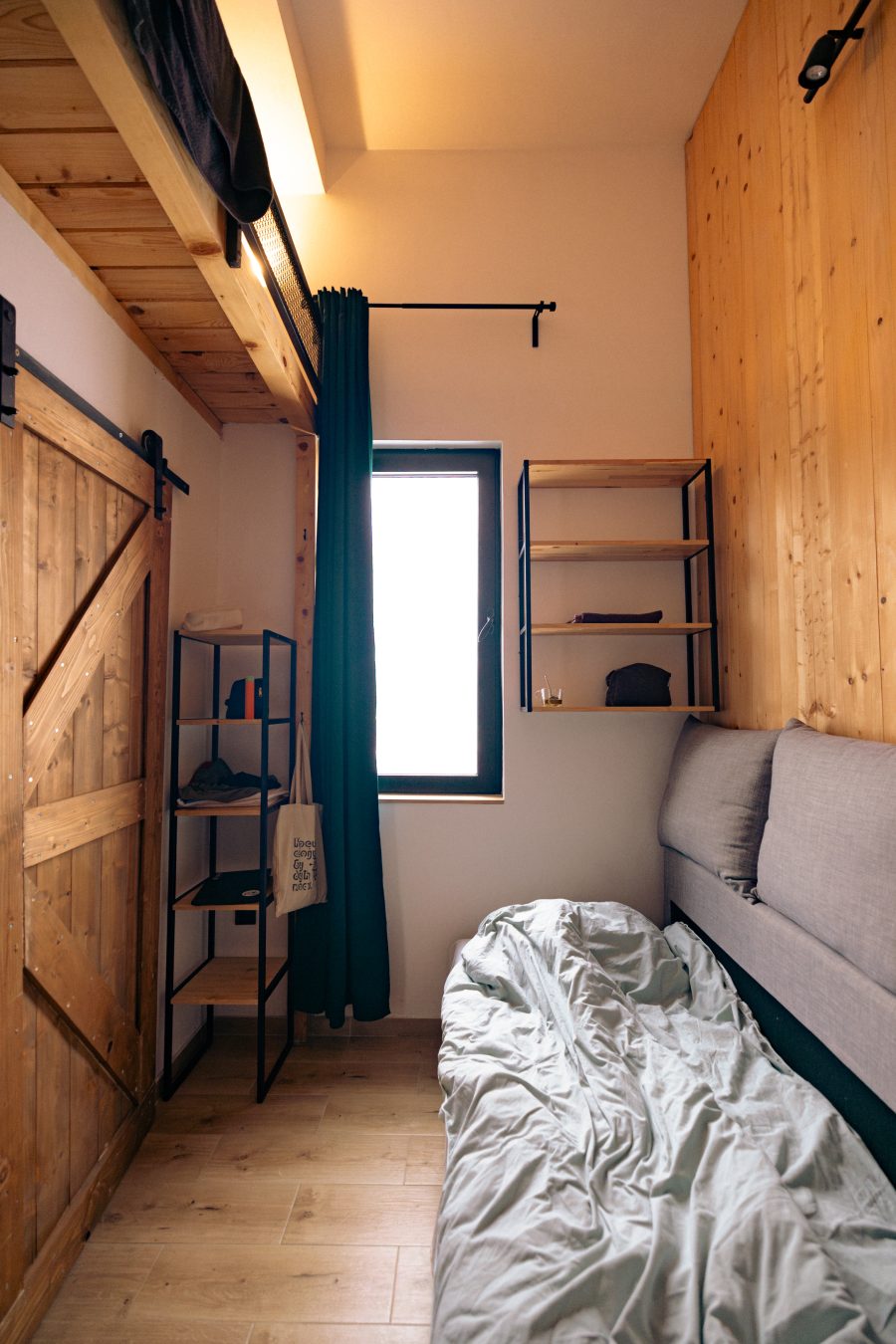 Montana Loft – soba sa kliznim drvenim vratima i policom