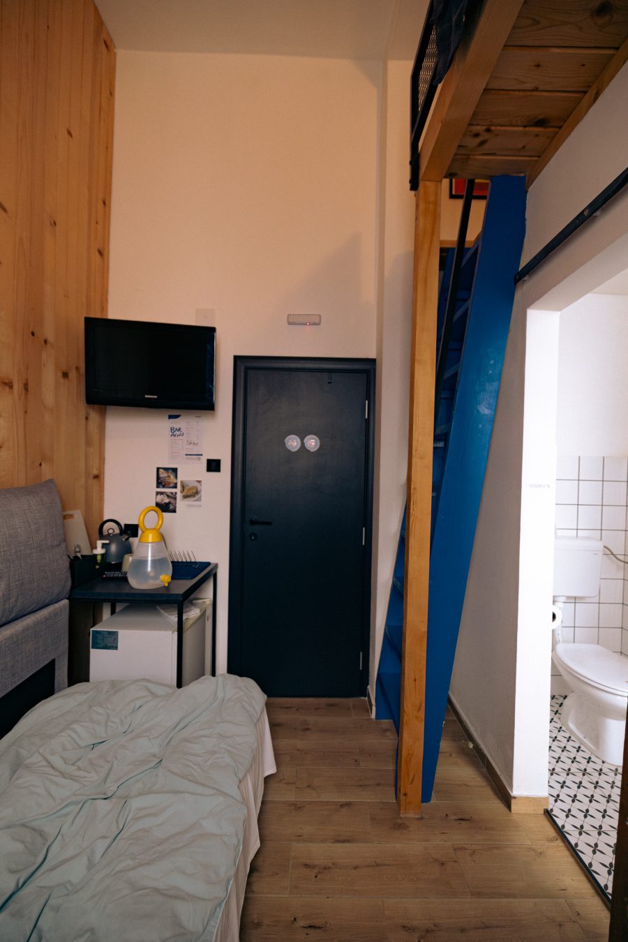 Montana Loft – ulaz u sobu sa TV-om i galerijom za spavanje