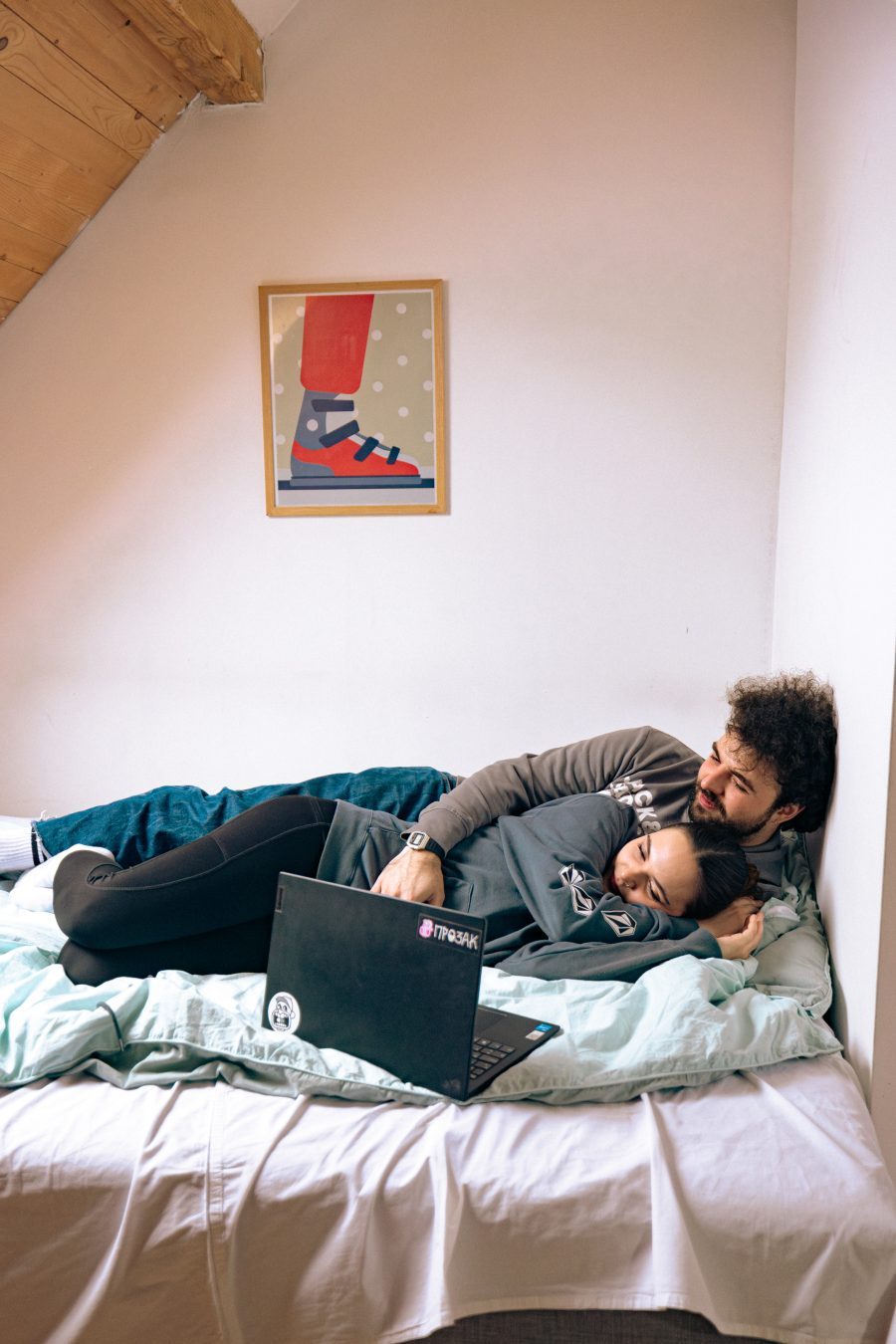Montana Peak – par se odmara na krevetu uz laptop