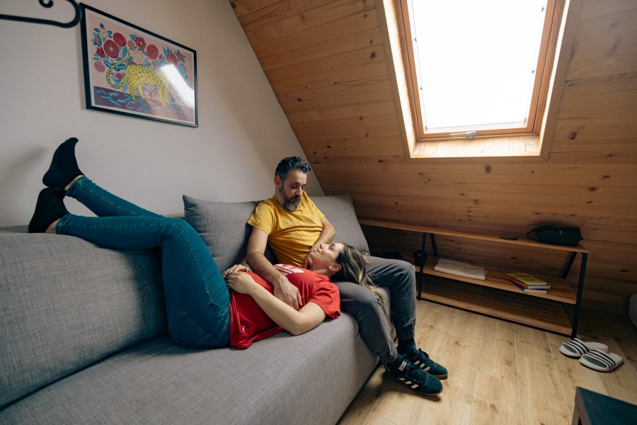 Montana Hideout – par se odmara na sofi ispod krovnog prozora
