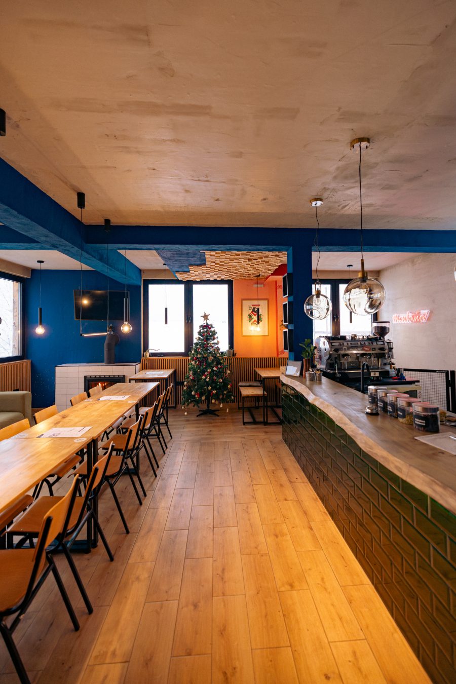 Dugi drveni sto u bistrou Montane