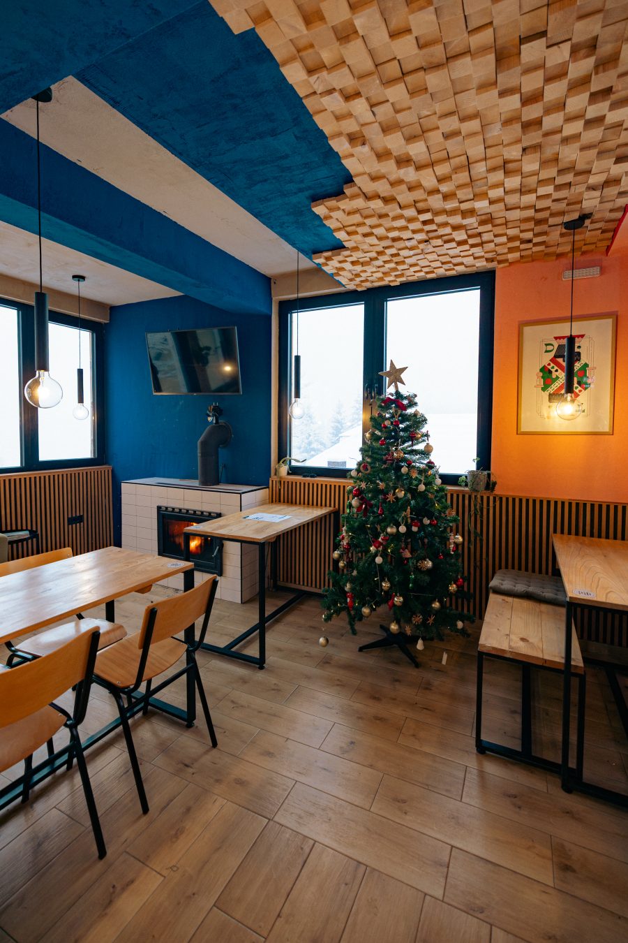 Bistro Montane sa stolovima i novogodišnjom jelkom
