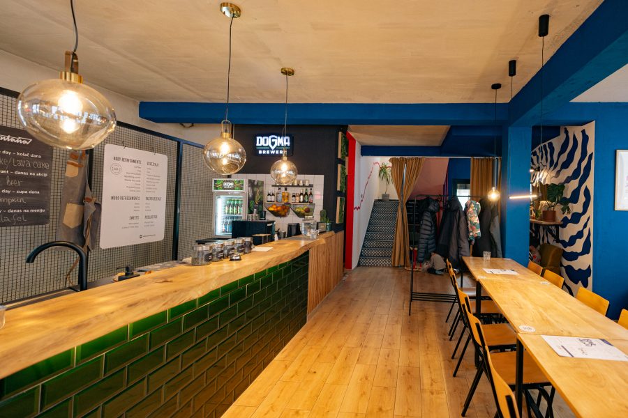 Bistro Montane – dugi šank i drveni stolovi