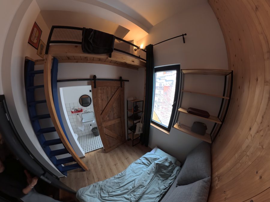 Montana Loft – soba sa galerijom za spavanje, sofom i kupatilom, širokougaoni pogled