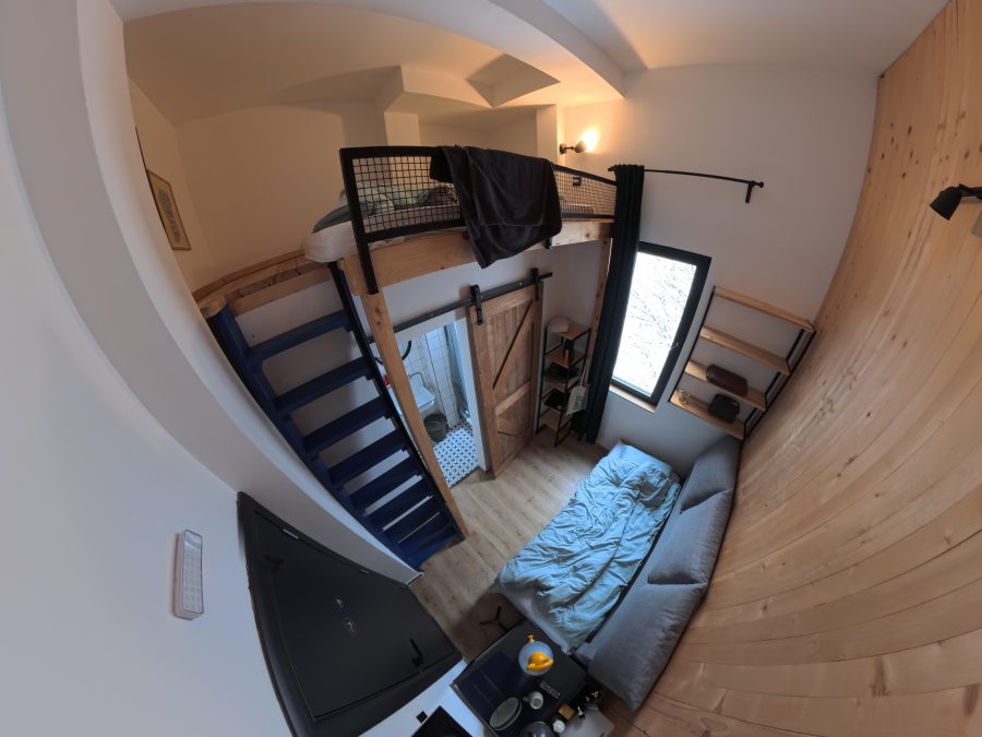Montana Loft – plave stepenice ka galeriji za spavanje i drveni zid