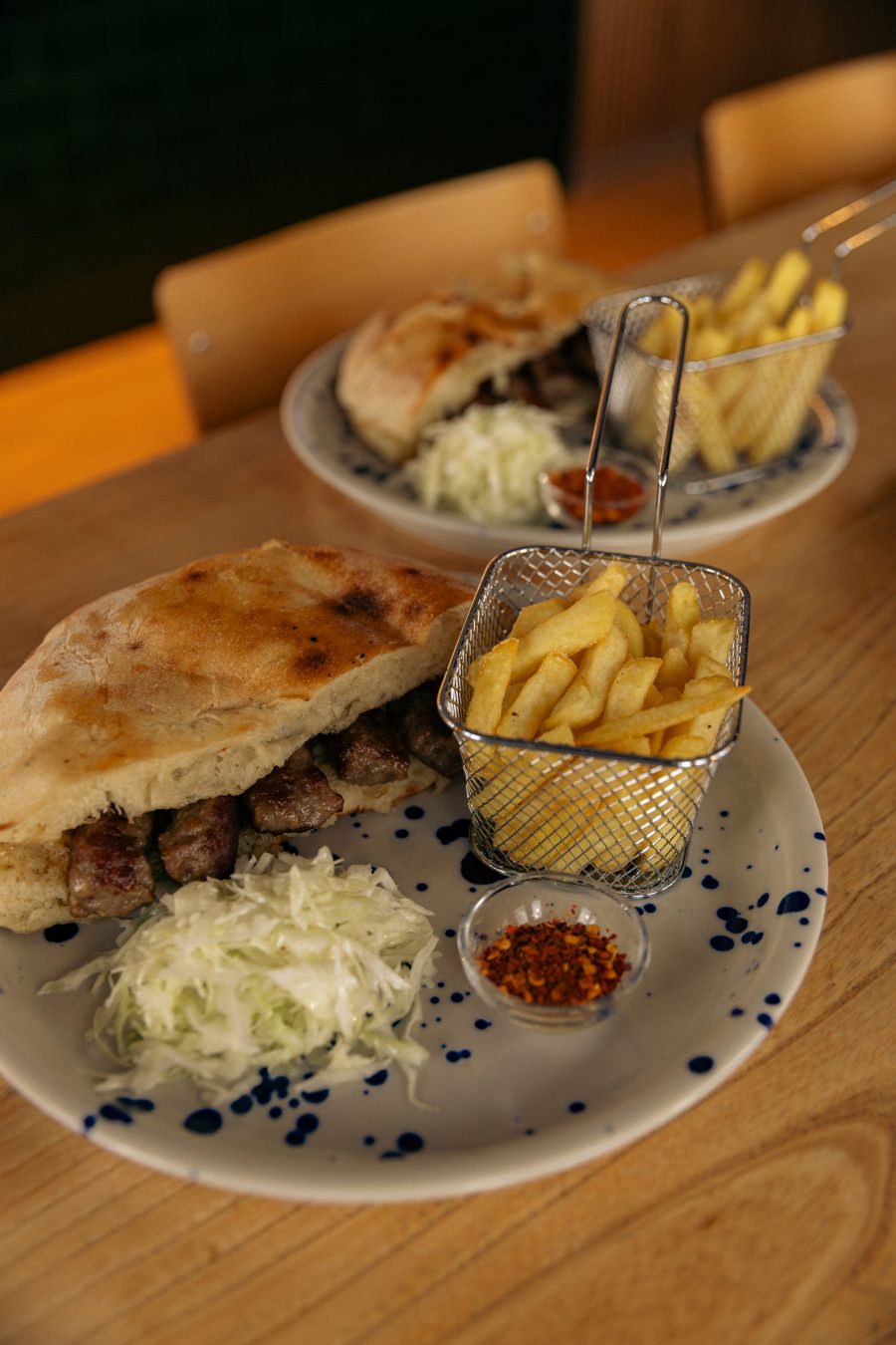 Pljeskavica u lepinji sa pomfritom i lukom