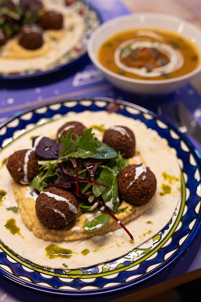 Falafel sa humusom i krem čorba od bundeve